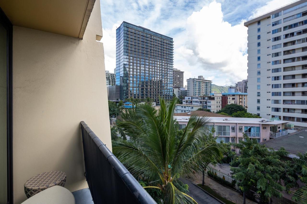 Gorgeous One Bedroom Bamboo Blocks From The Beach Honolulu Exterior foto